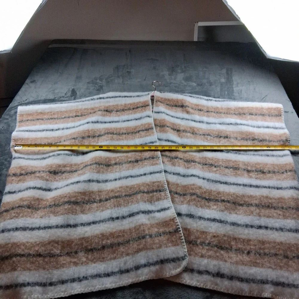 Unbranded striped settings